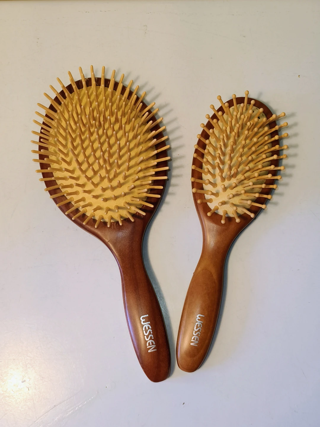 2x Hairbrush