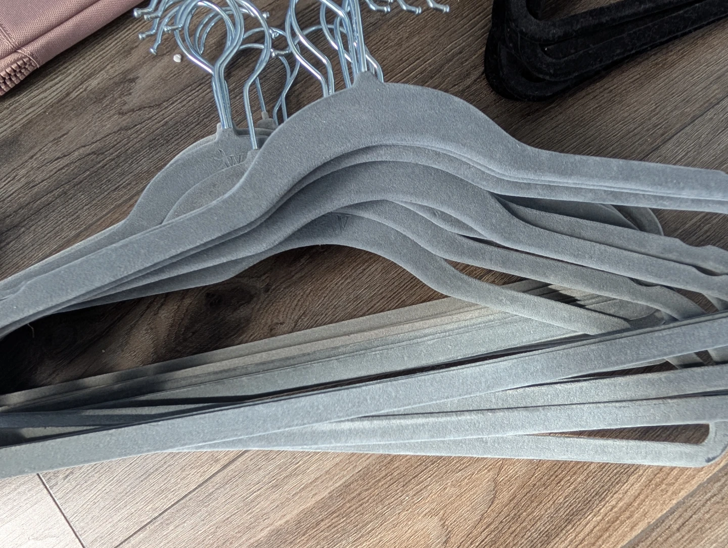 Set of 20 grey velvet hangers - photo 2