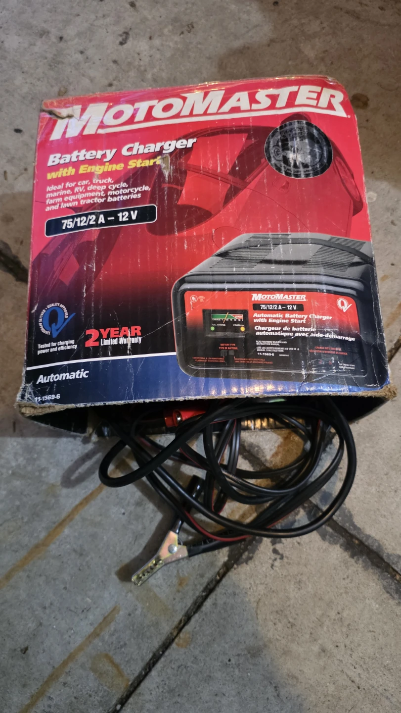 MotoMaster 75/12/2 A-12V Automatic Battery Charger - photo 2