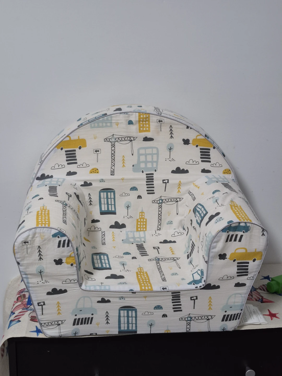 Kid's Armchair with Cityscape Pattern