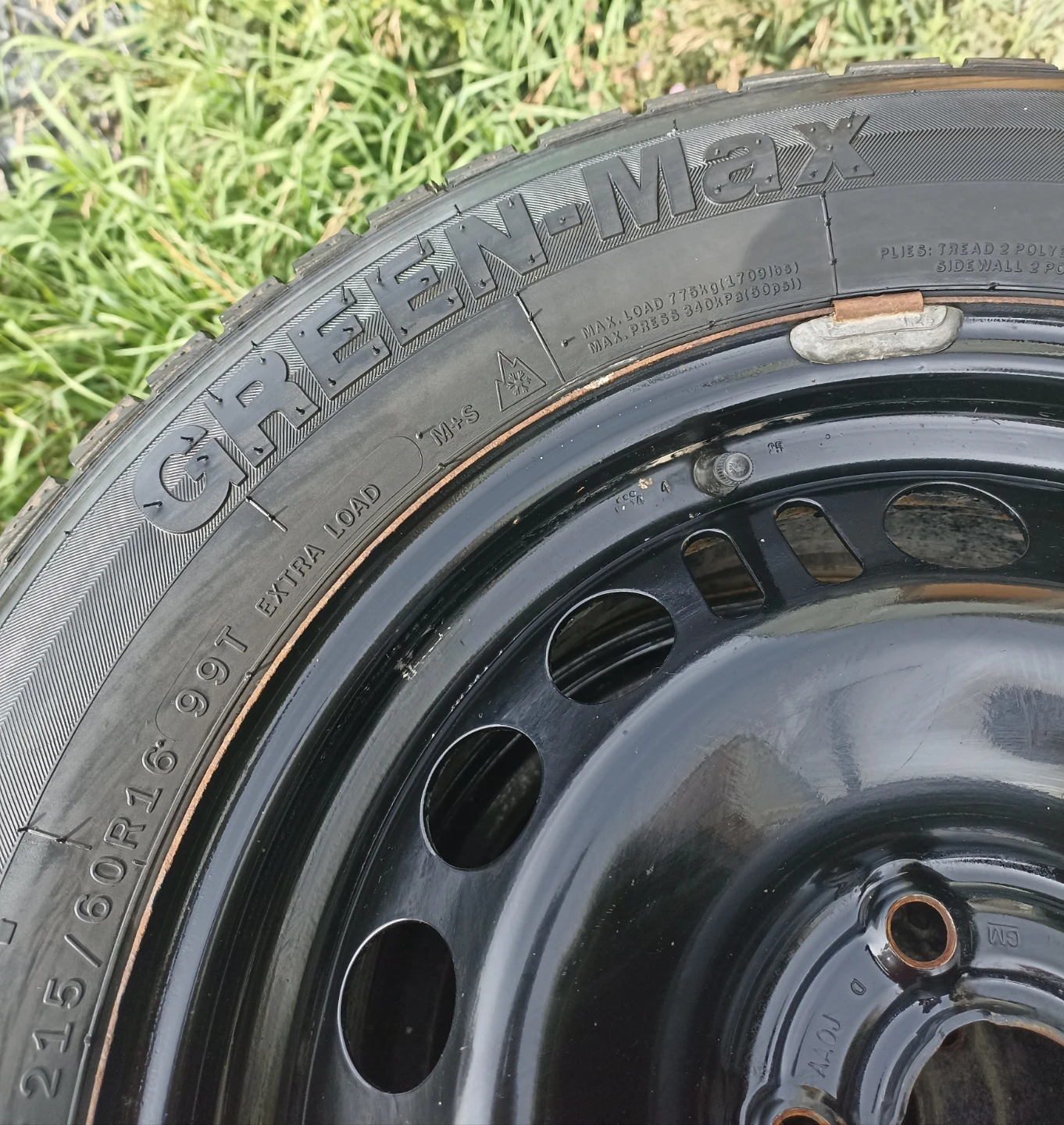 Winter tires on Rims 215-60-16 Green Max.Like new.Off Chev Cruze - photo 3