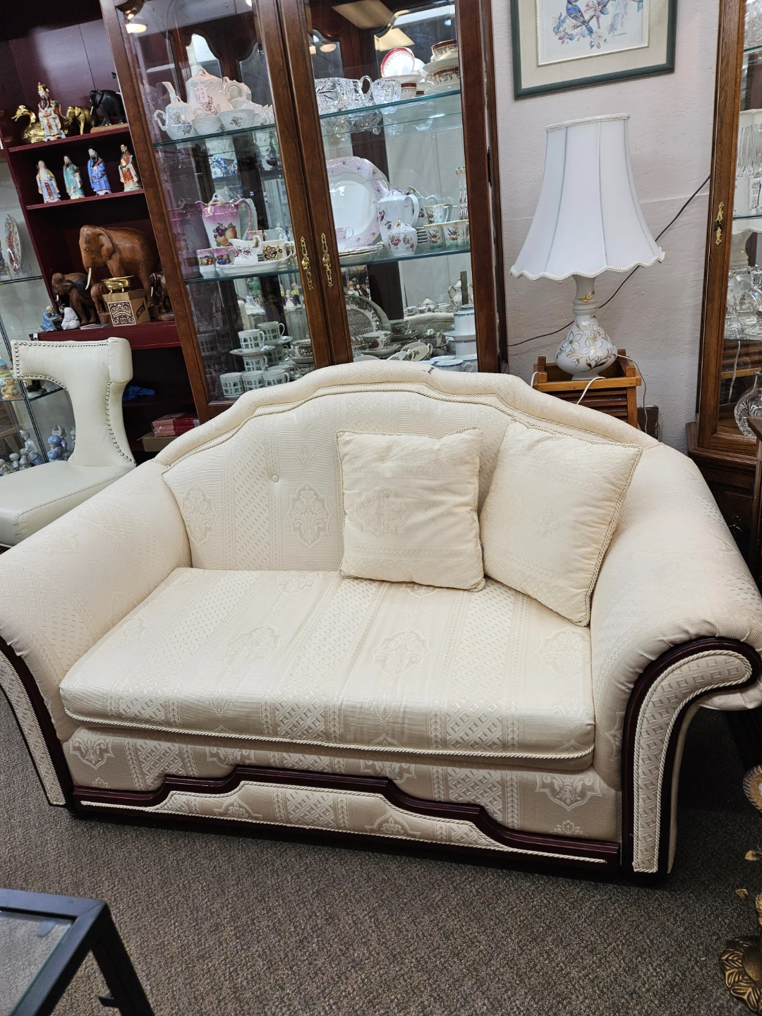Classic Cream Patterned Loveseat - photo 2