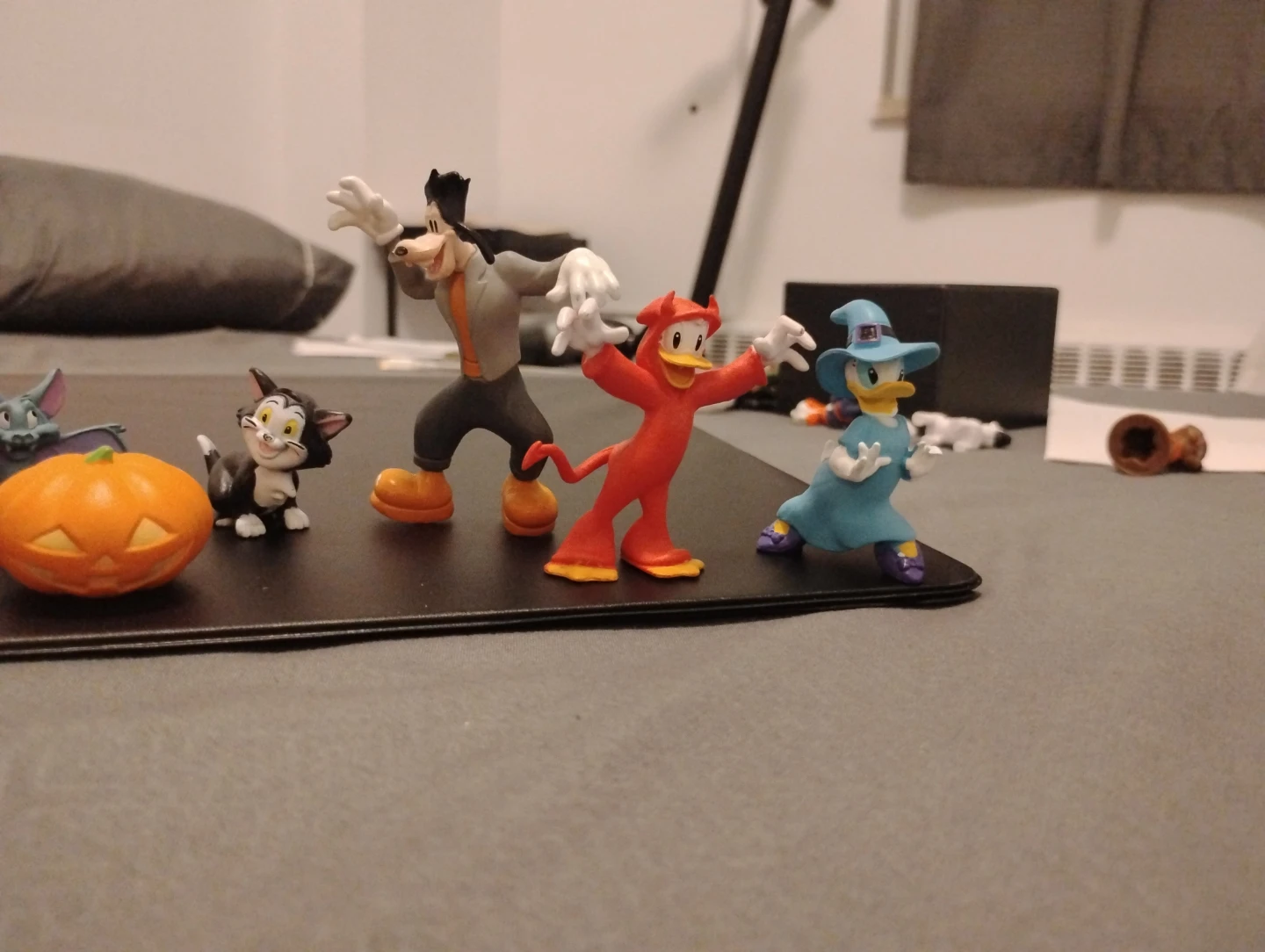 Disney and Miscellaneous Character Figurines - photo 5