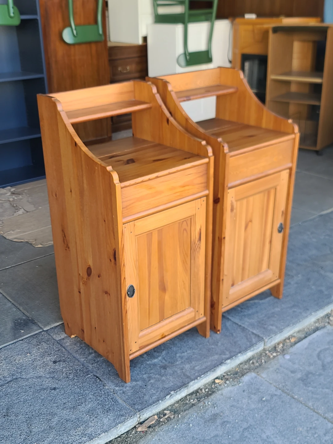 Pair of Pine Bedside Cabinets - photo 2
