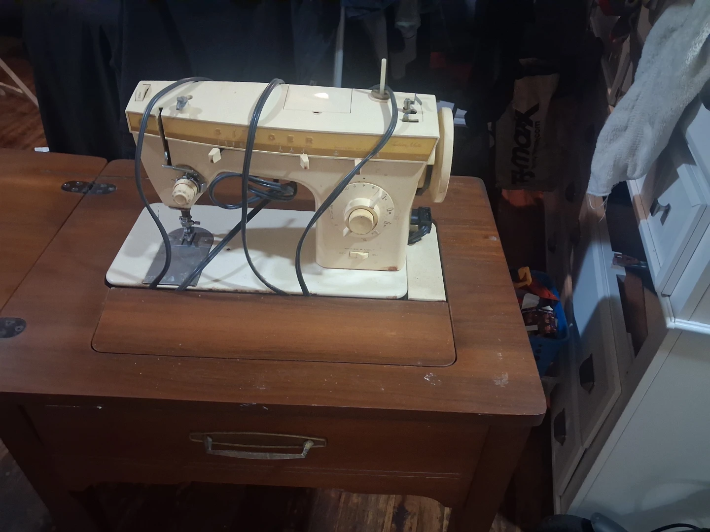 Vintage Singer Sewing Machine with Wooden Table