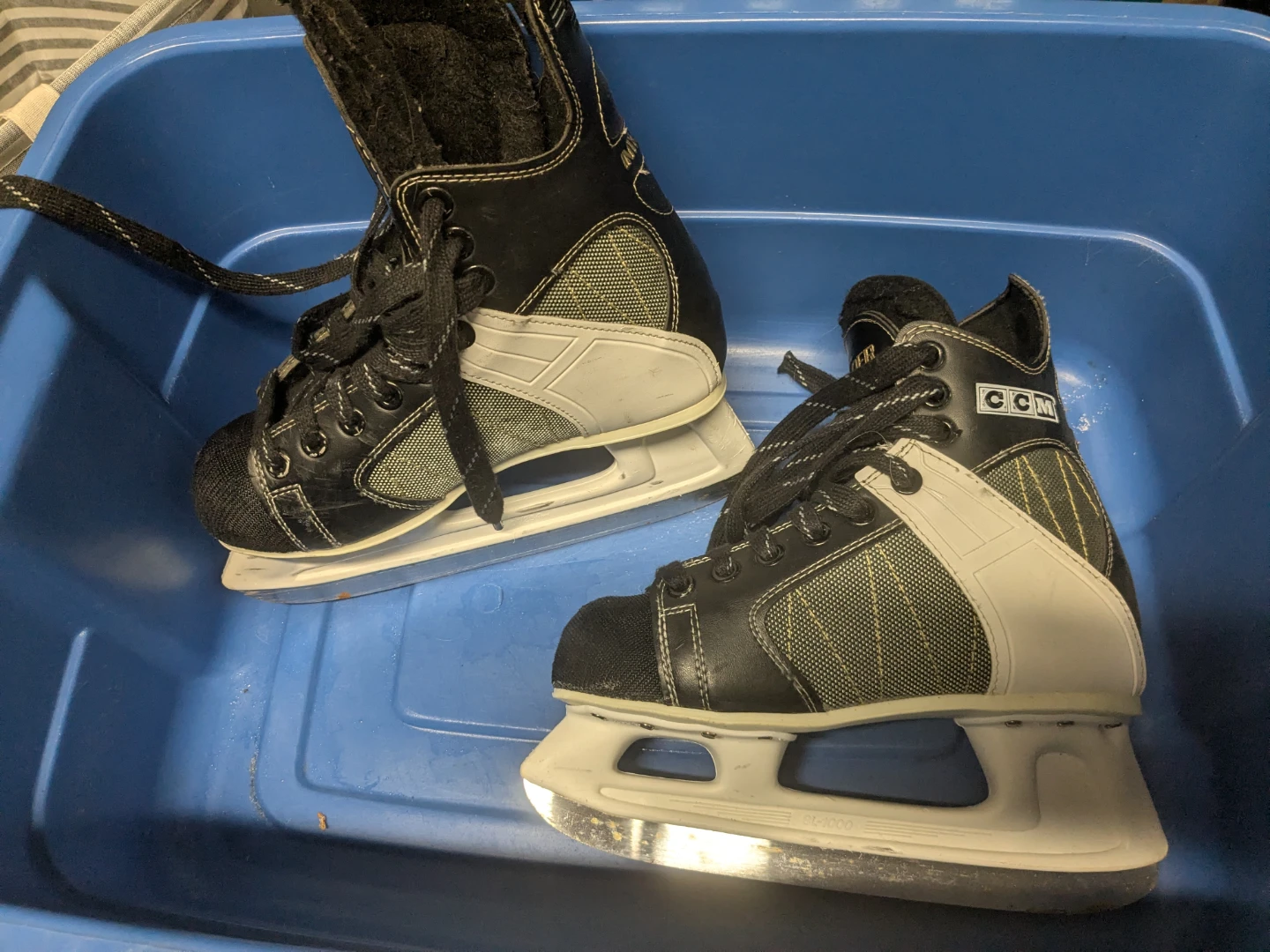 CCM Hockey Skates Mens Size 6 - photo 2