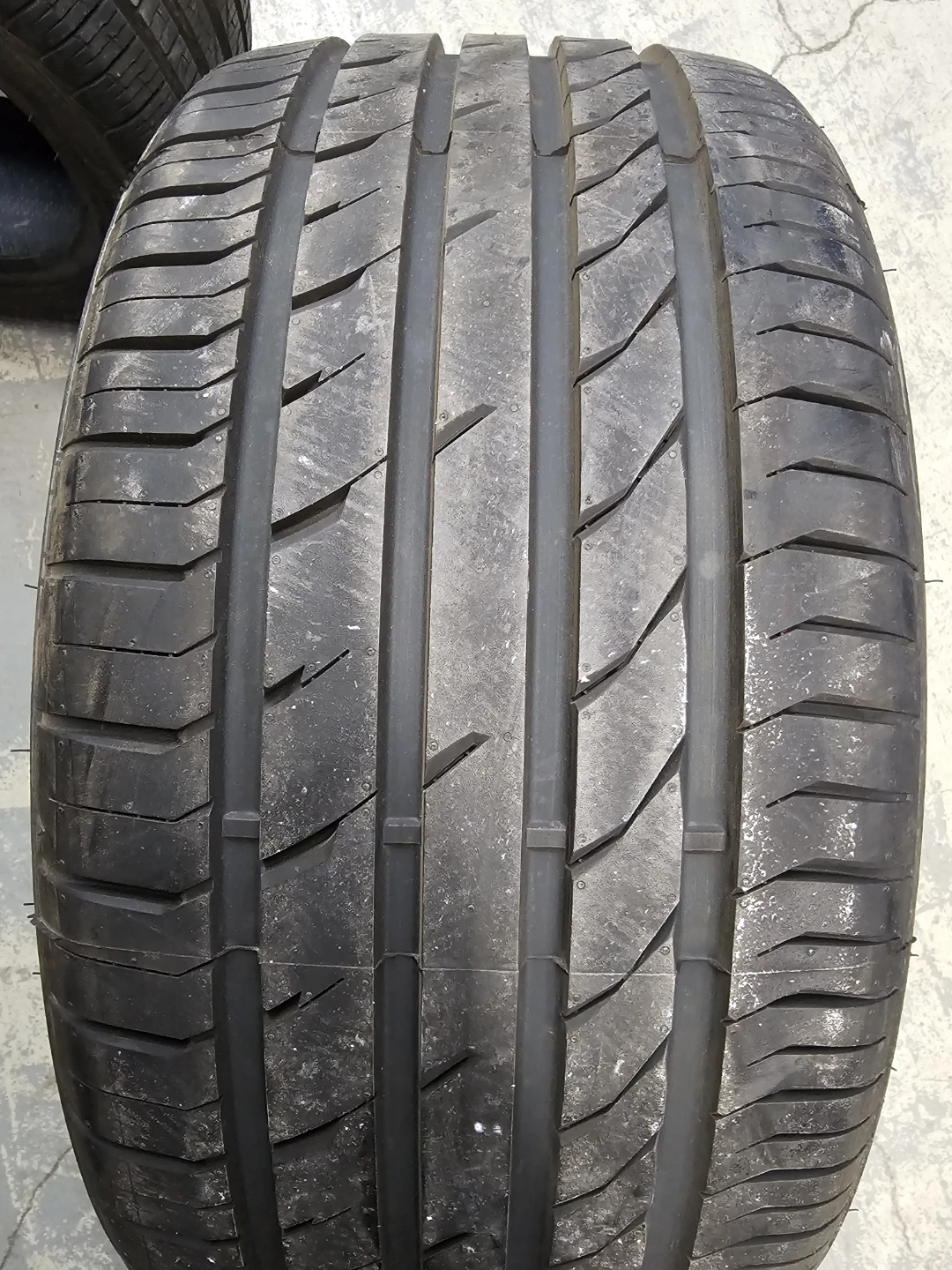 245/40 R19 ALL SEASON TIRE (1 ONLY)