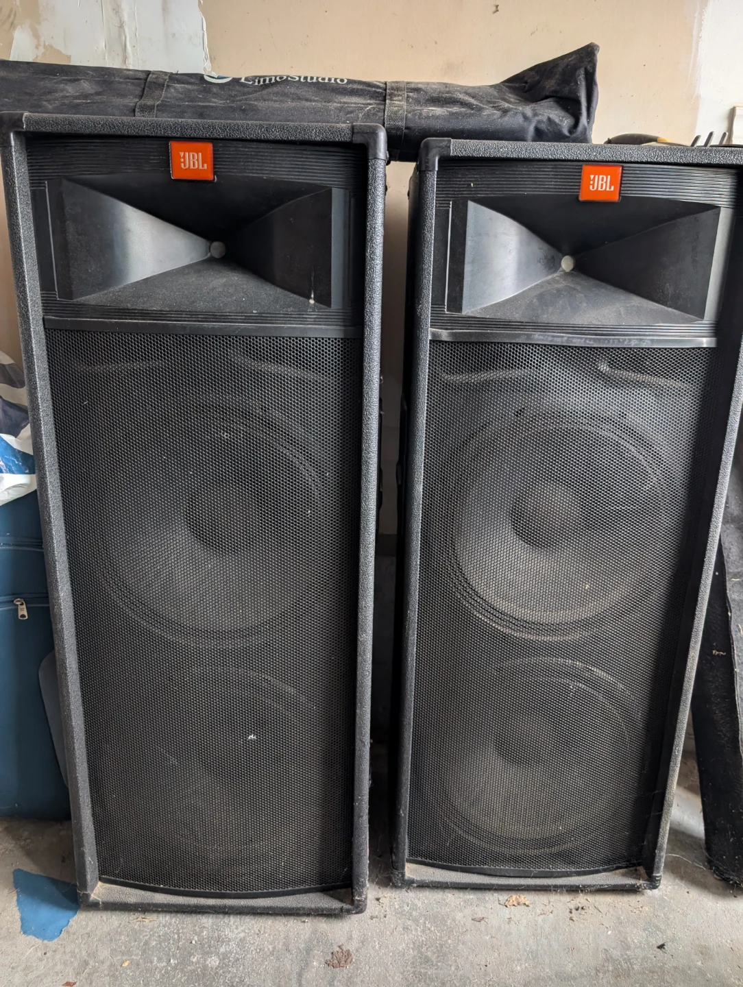 Pair of JBL TR225 Professional Speakers - photo 2