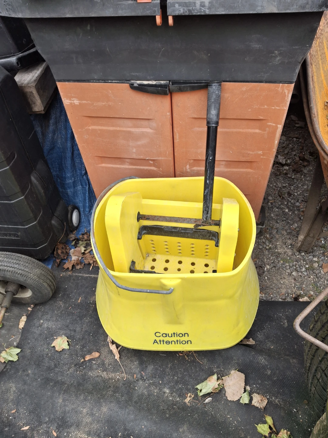 Professional pail for mopping