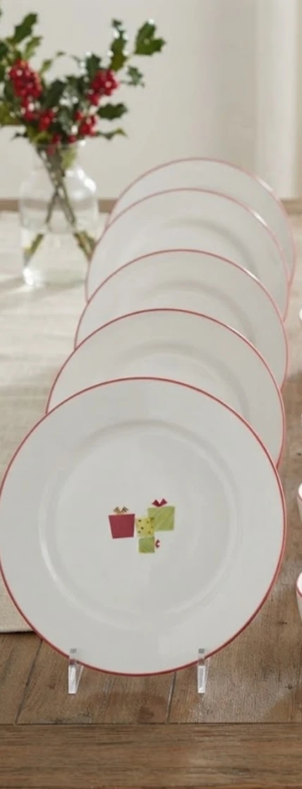 Beautiful 32 pieces  Christmas dinnerware set