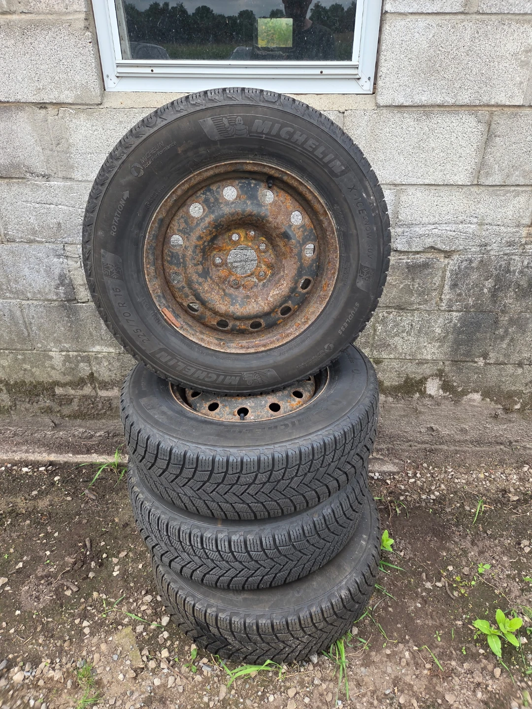 Set of 4 Michelin X-IceSnow SUV Tires 225/70 R16