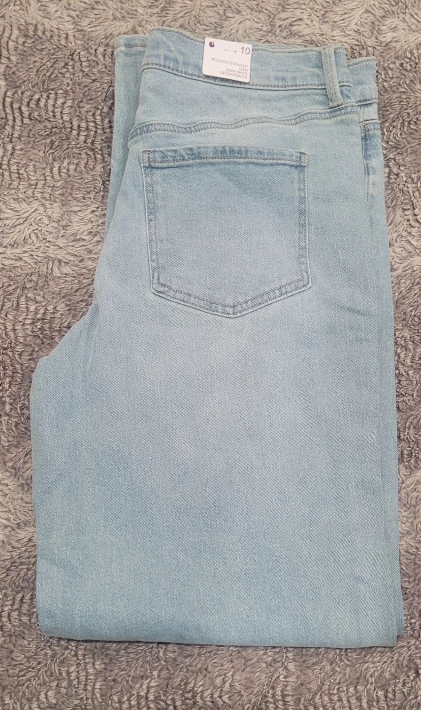 Light wash relaxed straight jeans size 10
