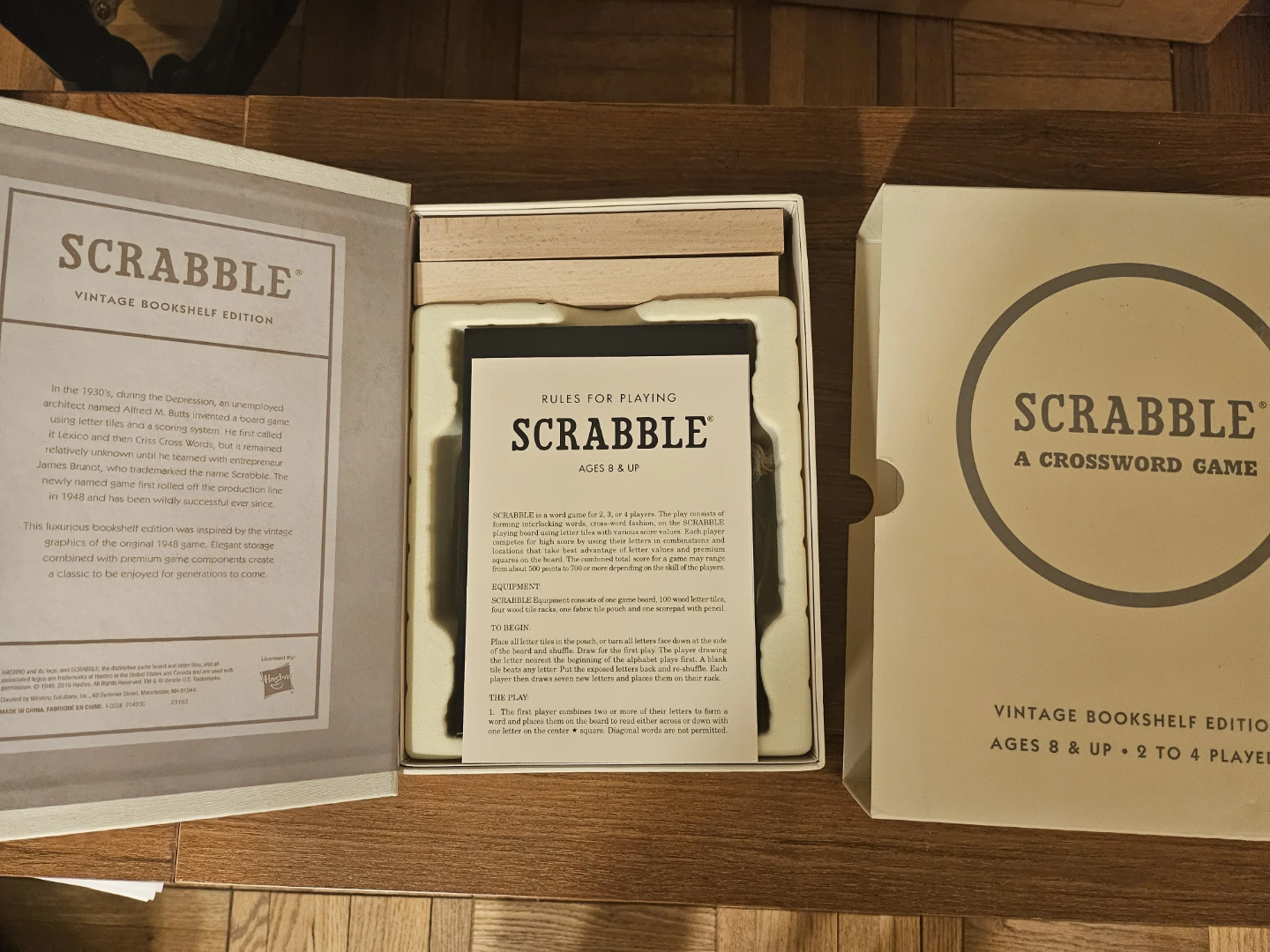 🏈 Hasbro Scrabble Vintage Bookshelf Edition
