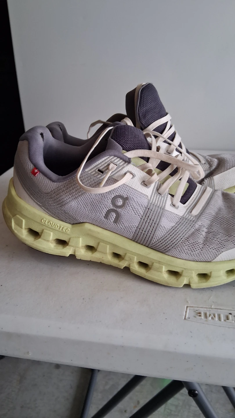 On CloudTec Running Shoes size w 9