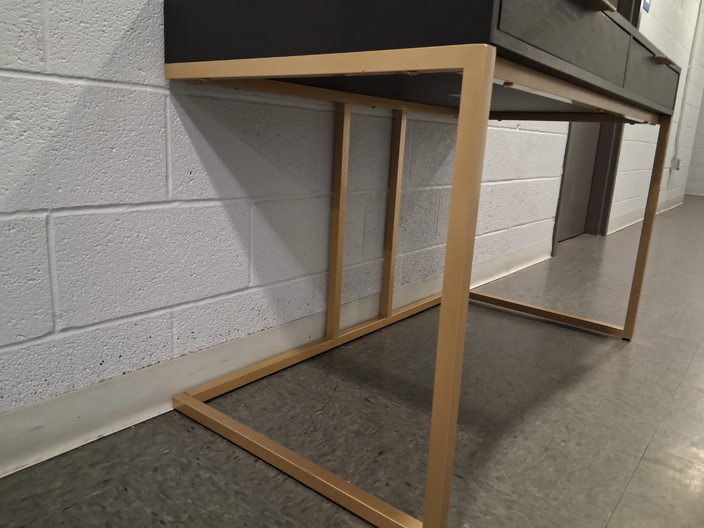 Desk - photo 3