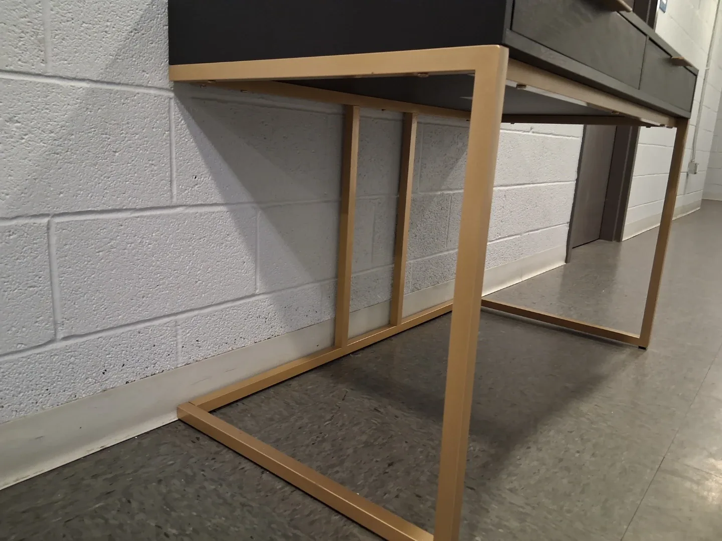 Desk - photo 3