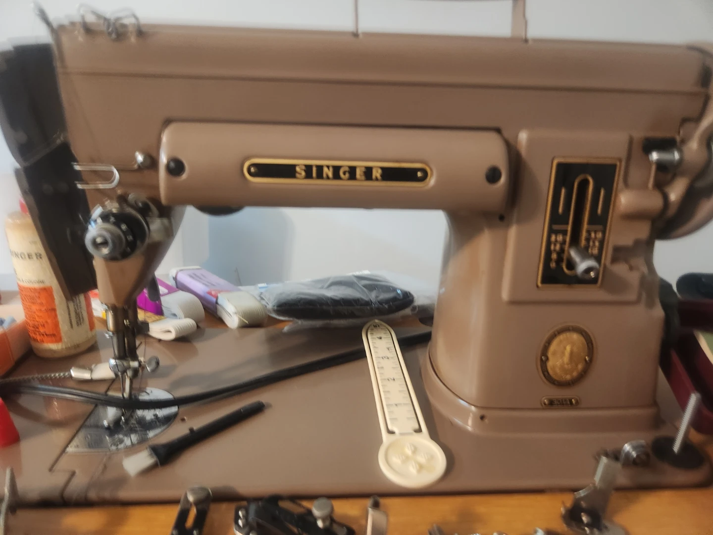 Vintage Singer Sewing Machine with Accessories - photo 2