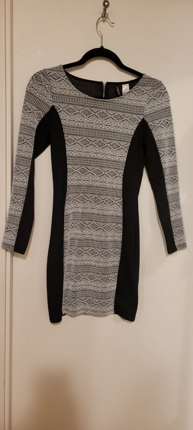 H&M DIVIDED black and white patterned dress - photo 2