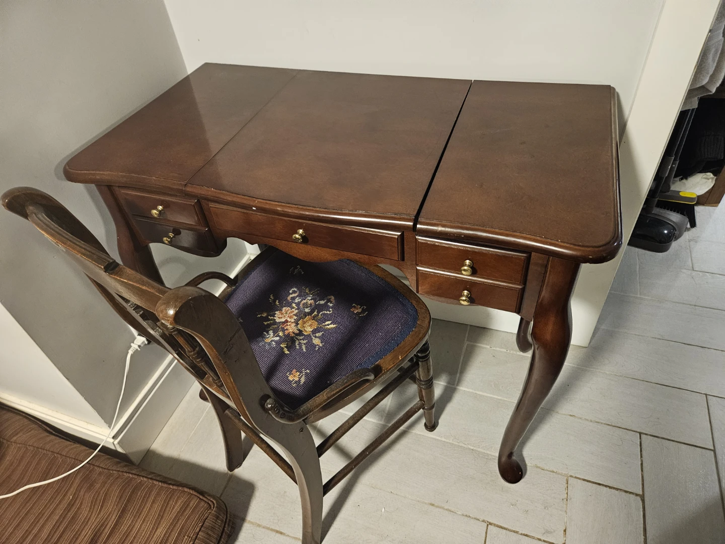 Small Makeup Table - photo 3