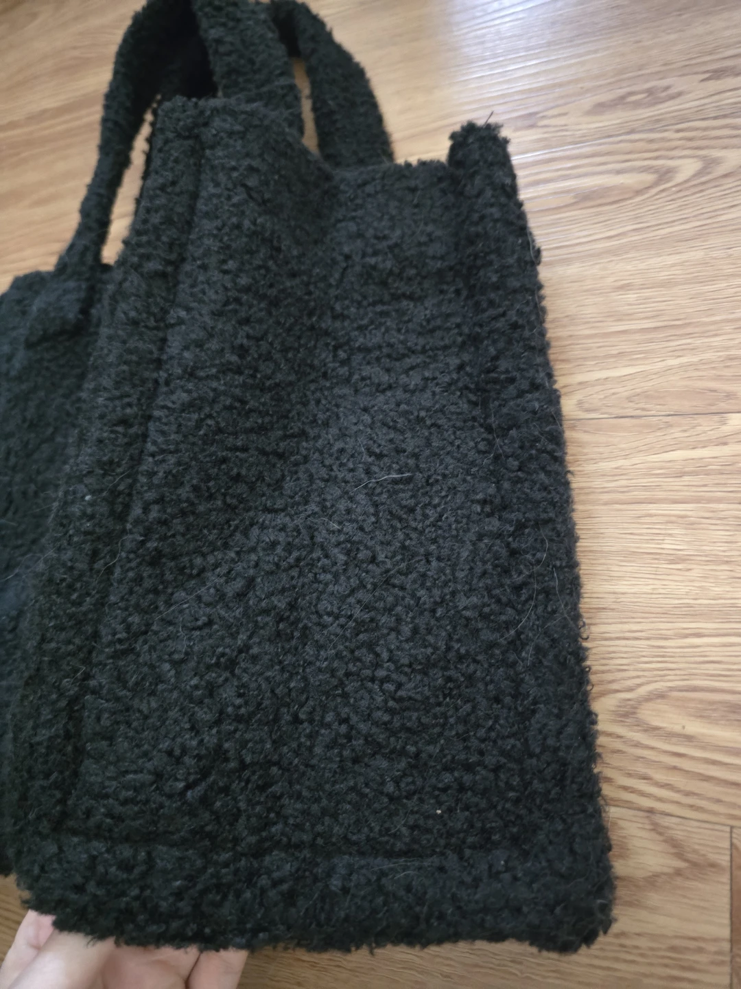 Black fuzzy tote bag with charm - photo 3