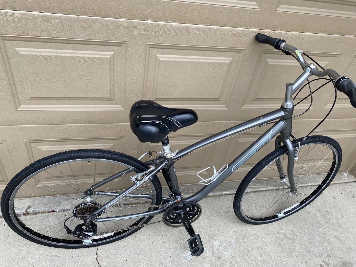 Giant Cypress Commuter Bike (Size M)