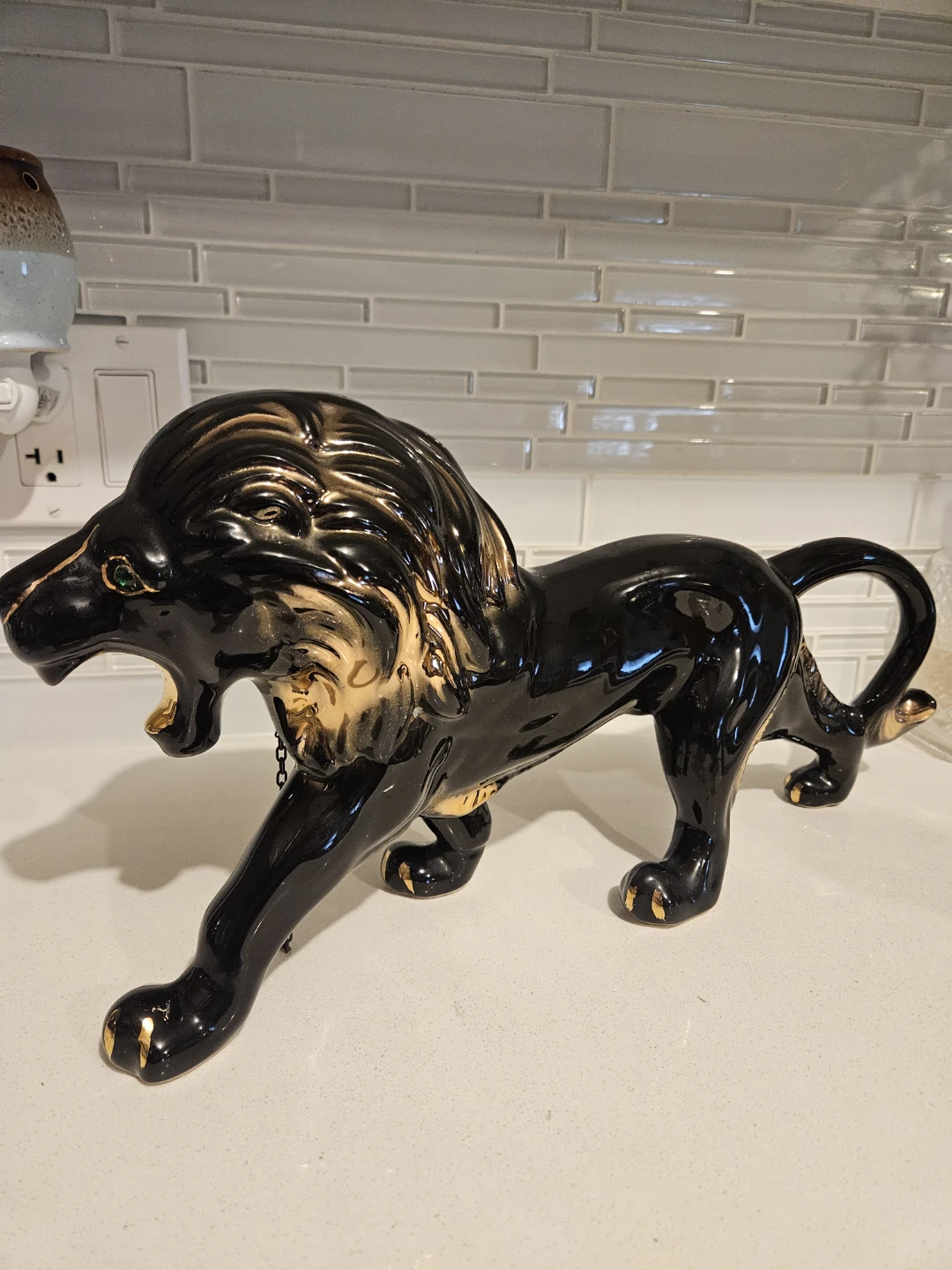 Striking black-and-gold ceramic lion - photo 2