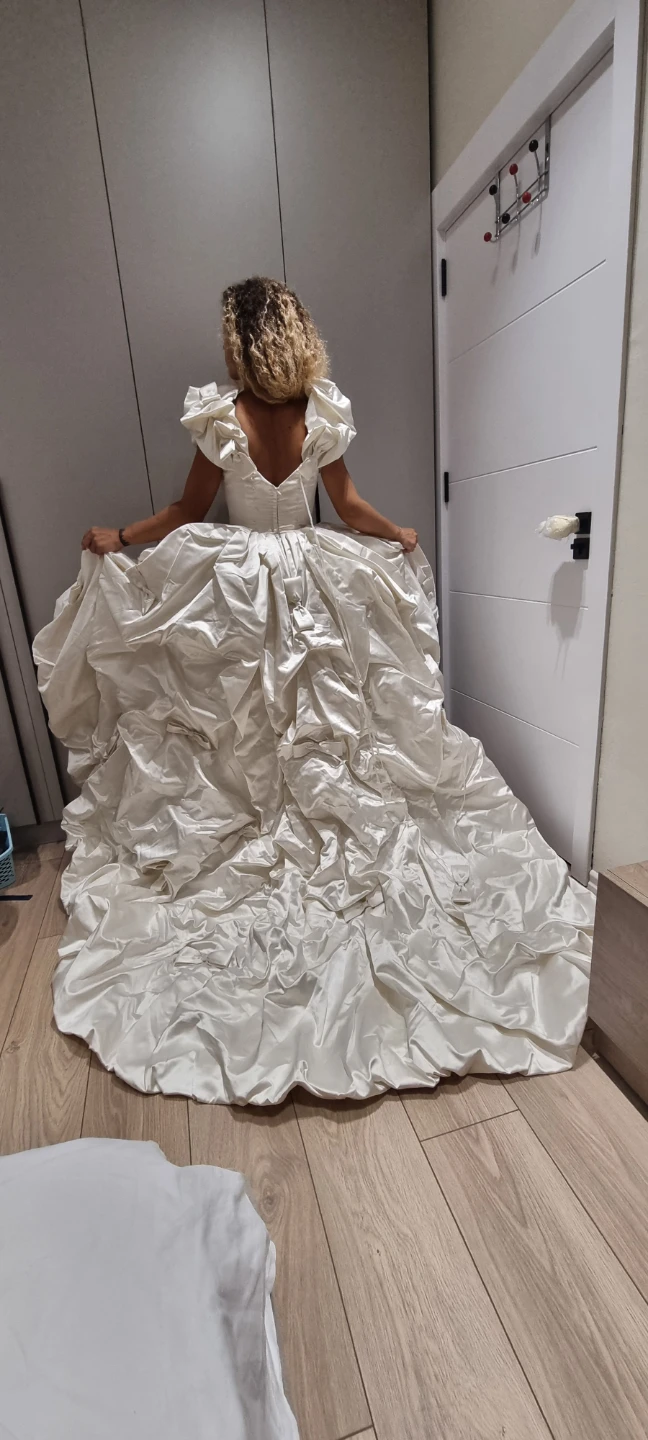 Custom Handmade Bridal Gown — Worn Once 🏈 - photo 4