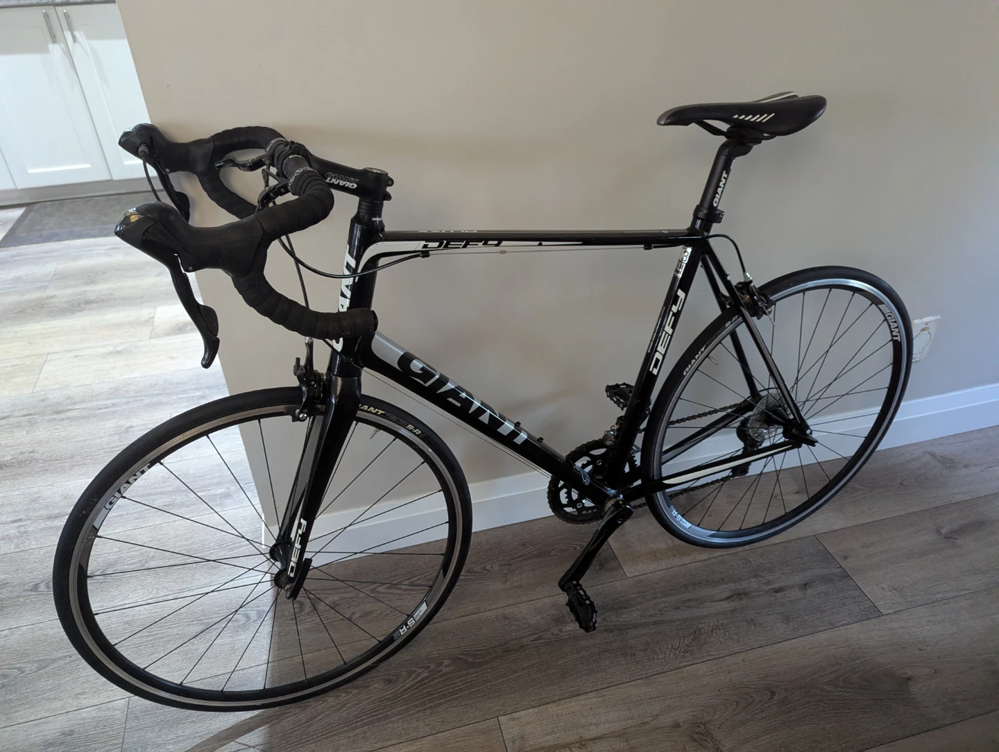 Giant road bike. Like new. Defy 3. XL frame