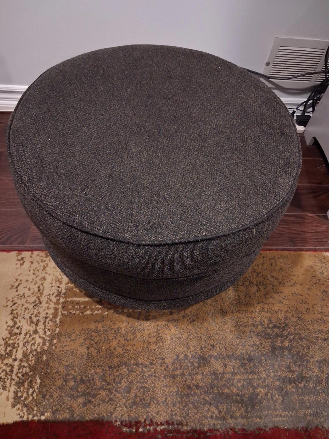 26" Round fabric ottoman - photo 2