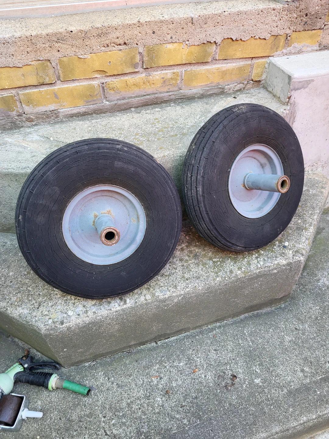 Set of two pneumatic utility wheels