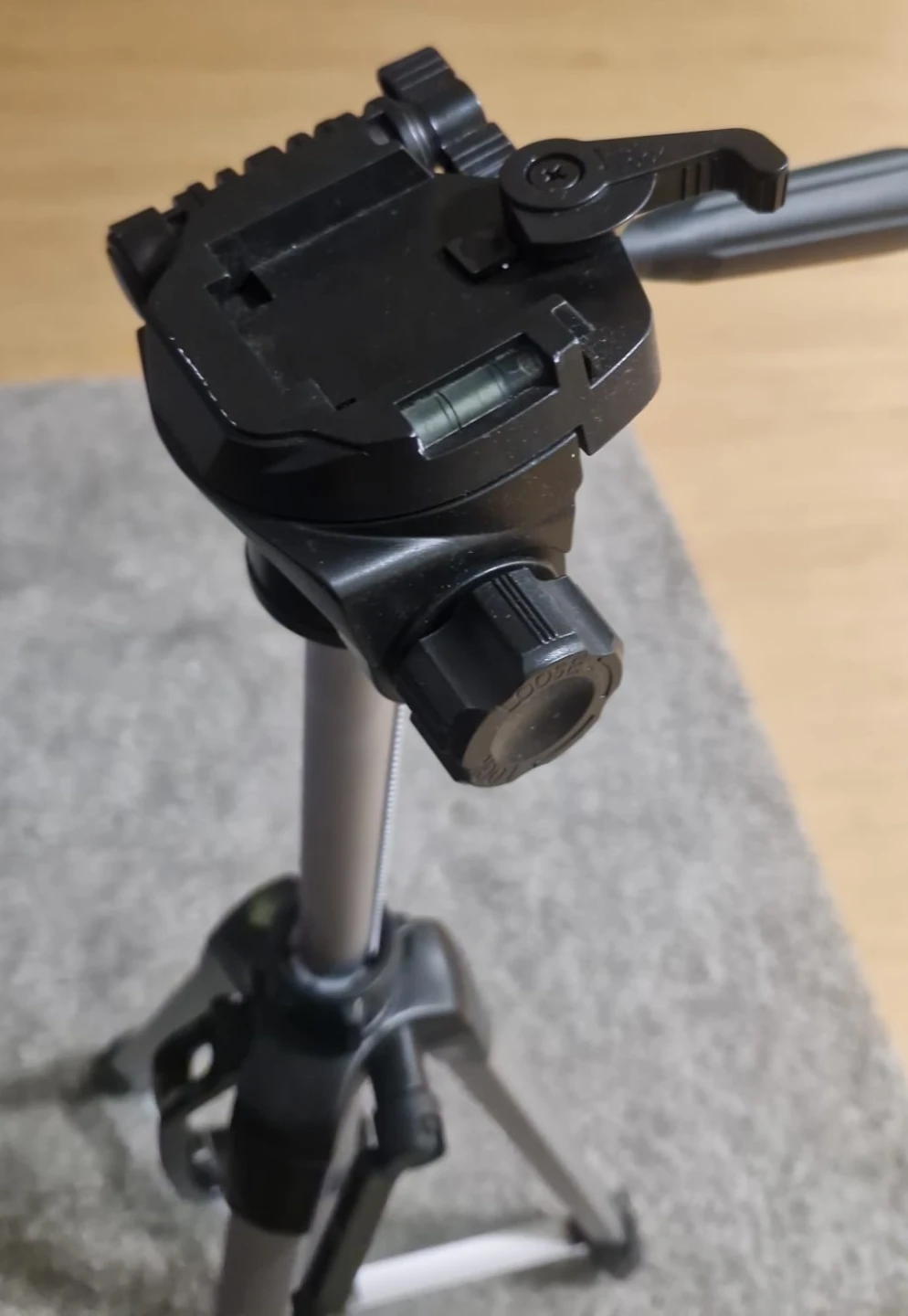 AmazonBasics 60-Inch Lightweight Tripod. - photo 2