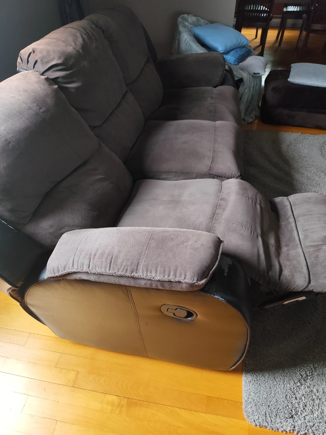 Free: 2 black sofas and 1 recliner - photo 2