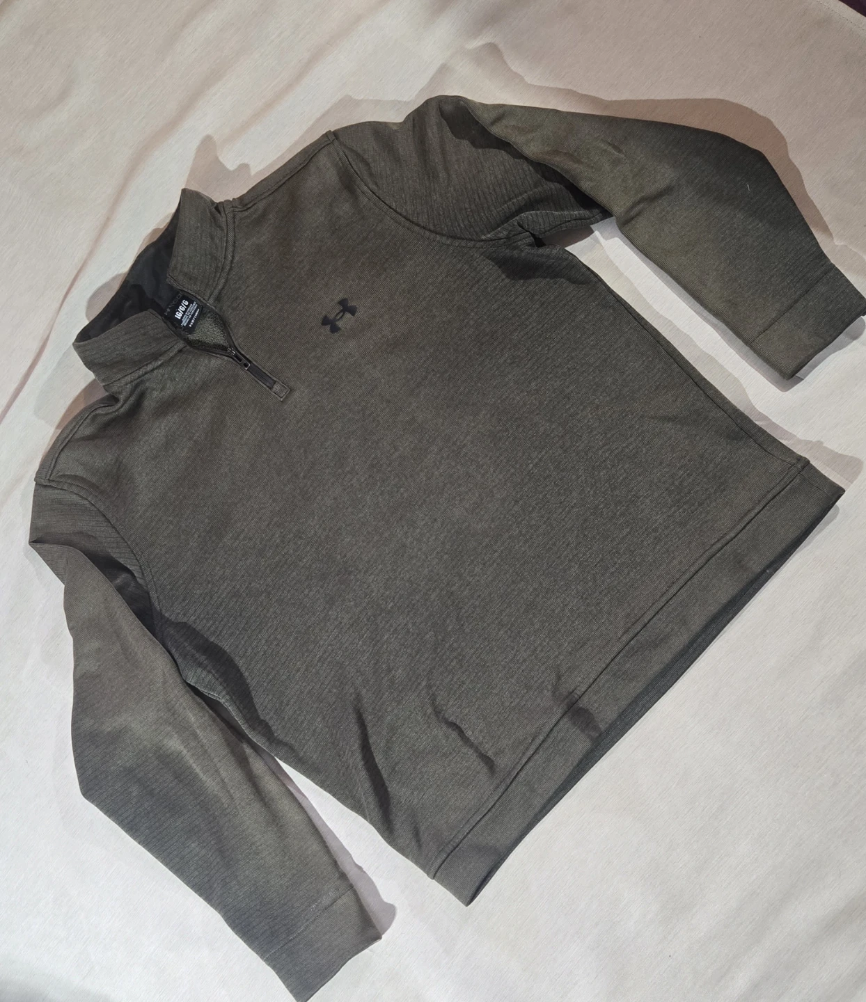 Men's Large Under Armour Olive Green 1/4 zip pullover. EUC.