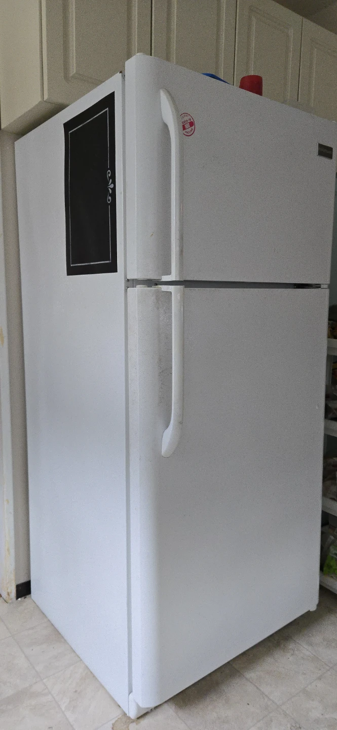 Frigidaire White Refrigerator FFTR1817LWH - photo 4