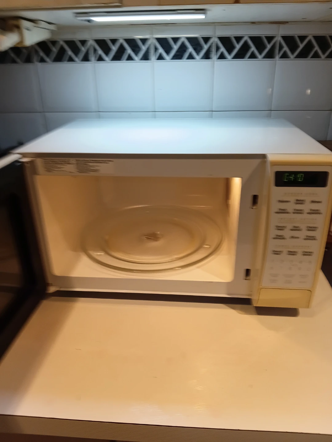 Sharp Carousel White Microwave READ DESCRIPTION ON SIZE - photo 2