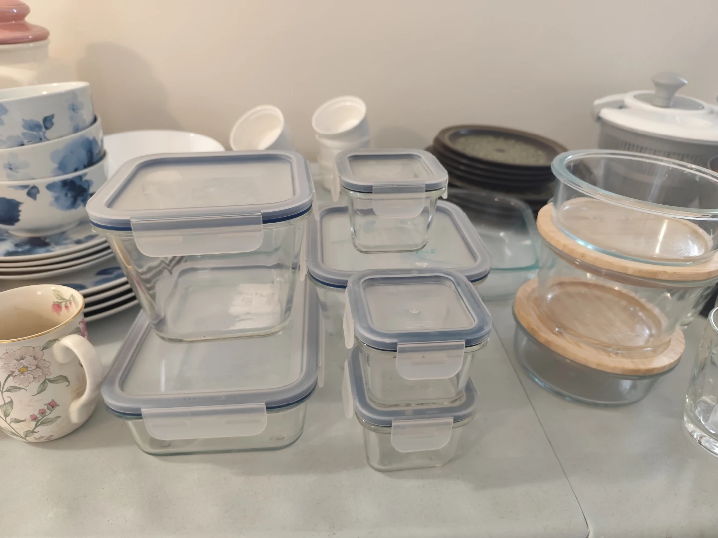 Assorted Kitchenware and Dining Set - must go - photo 3