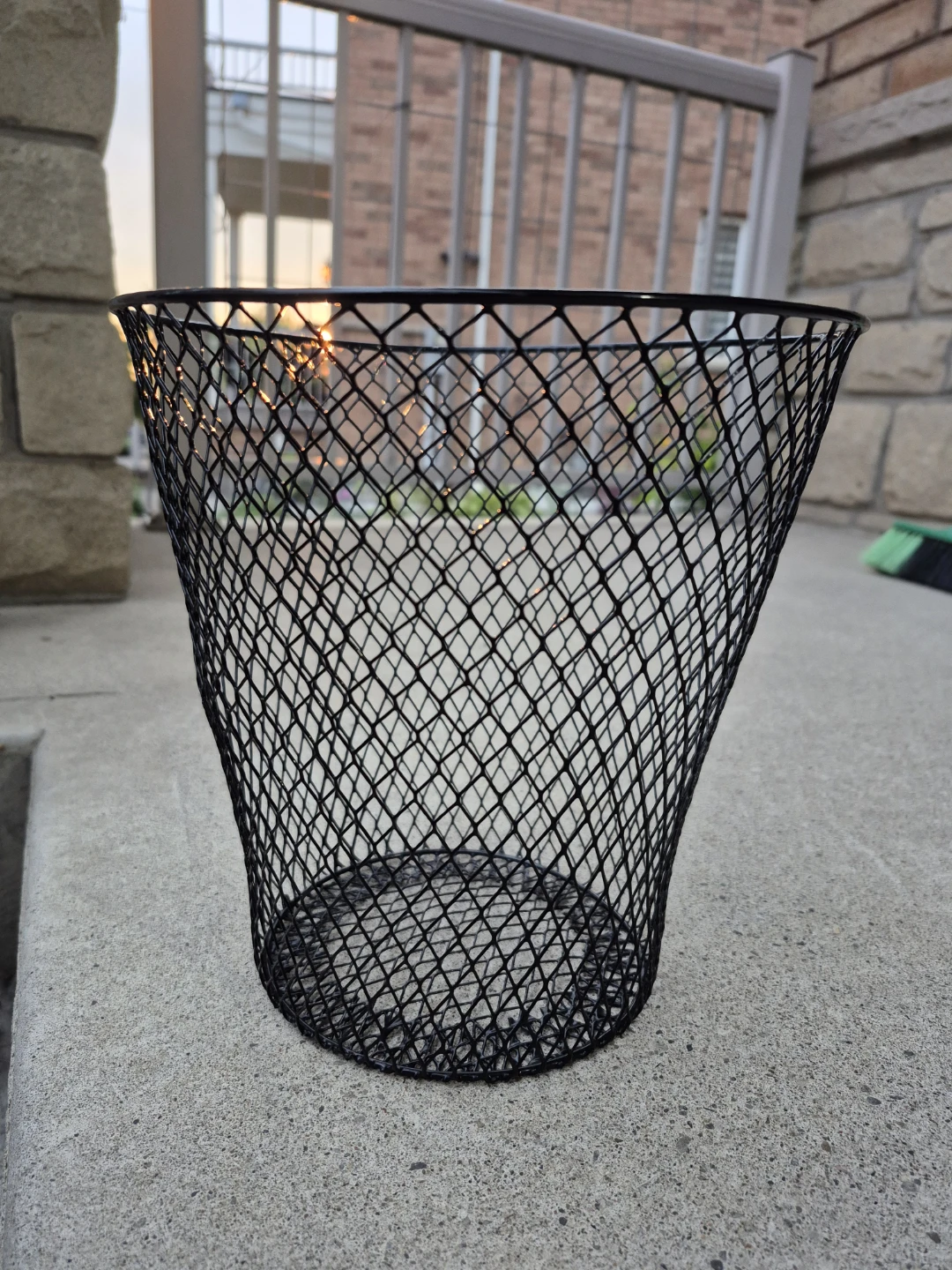 Black Wire Mesh Waste Basket