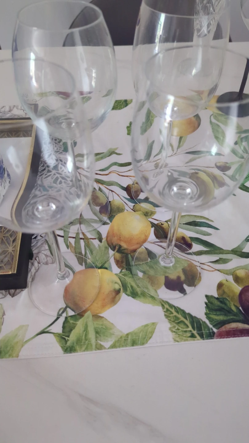 Set of Clear Glass Wine Glasses
