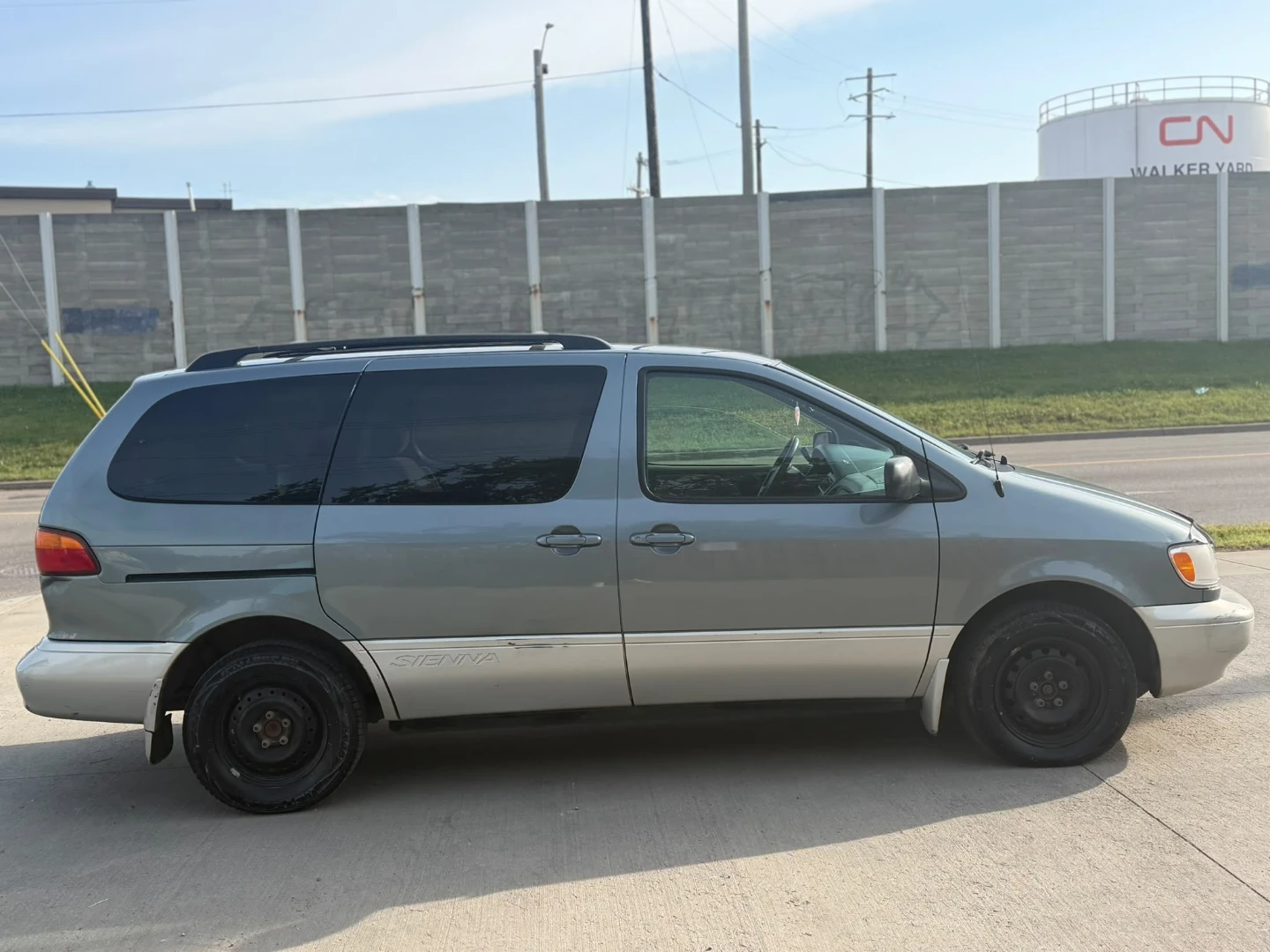 2000 Toyota Sienna Van – Low KMS! - photo 2