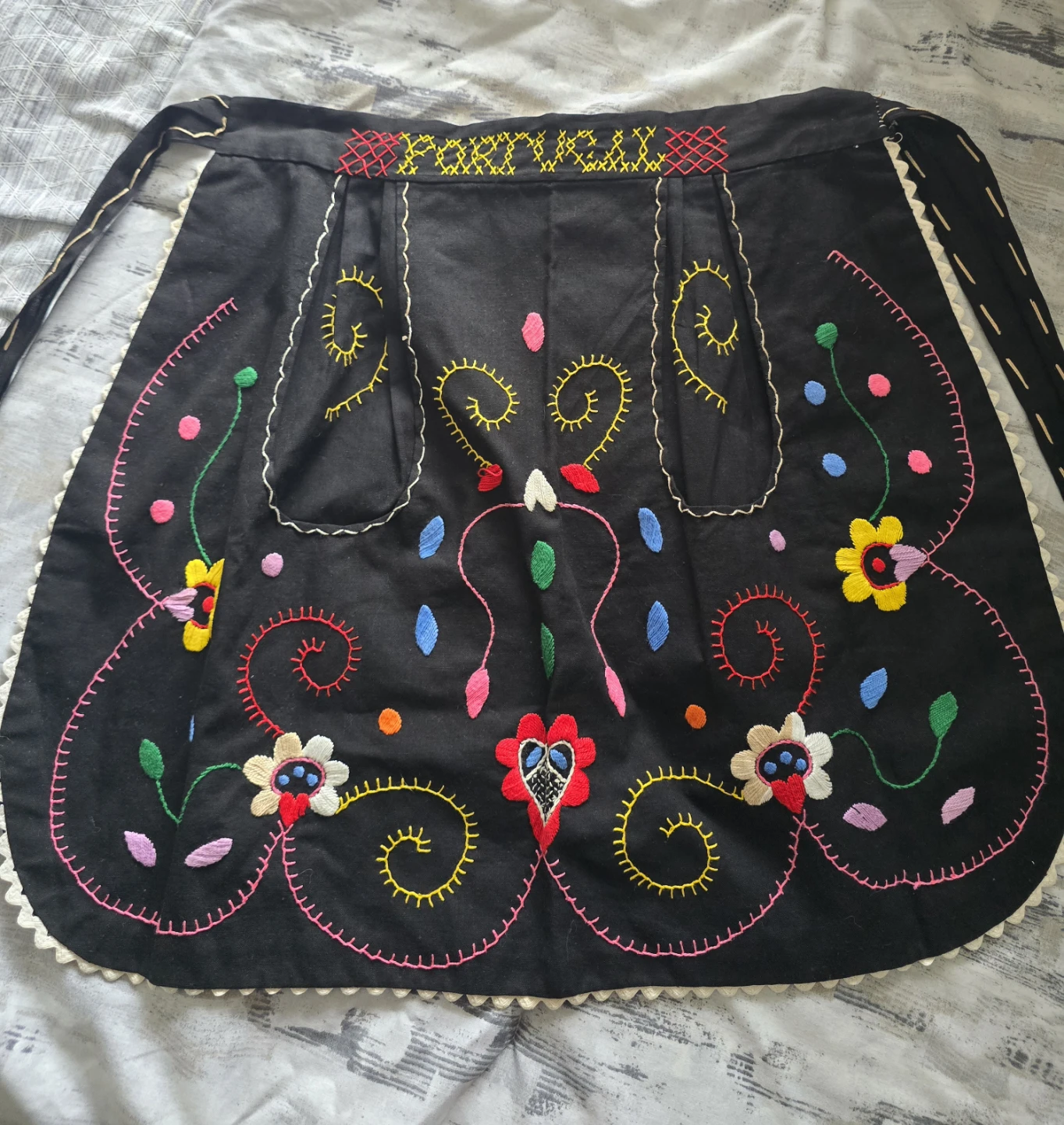 Vintage Folk Art Hand Embroidery Portugal Apron - photo 2