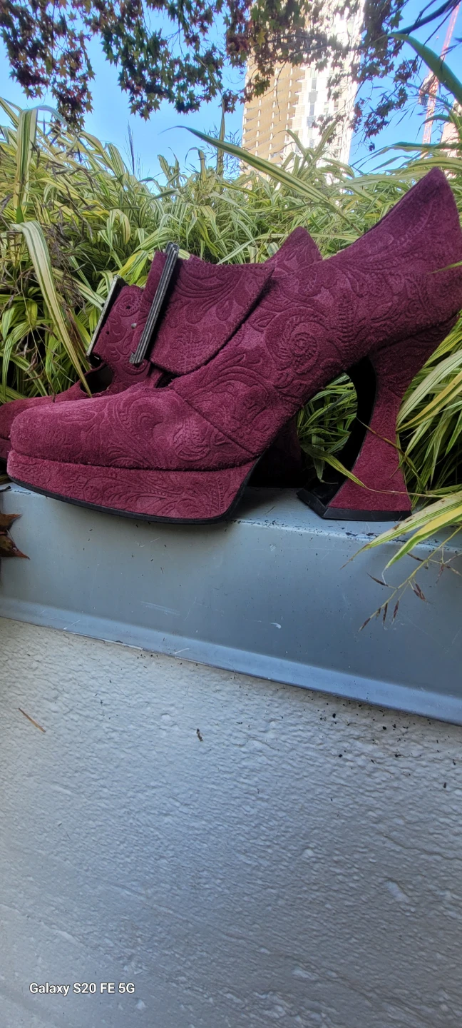 Size 9 Fluevogs - photo 2