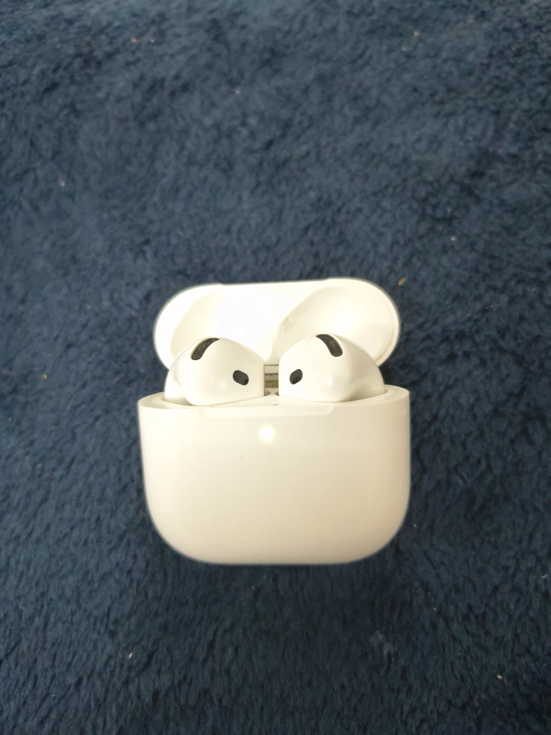 Apple AirPods 4  with charging cade - photo 2