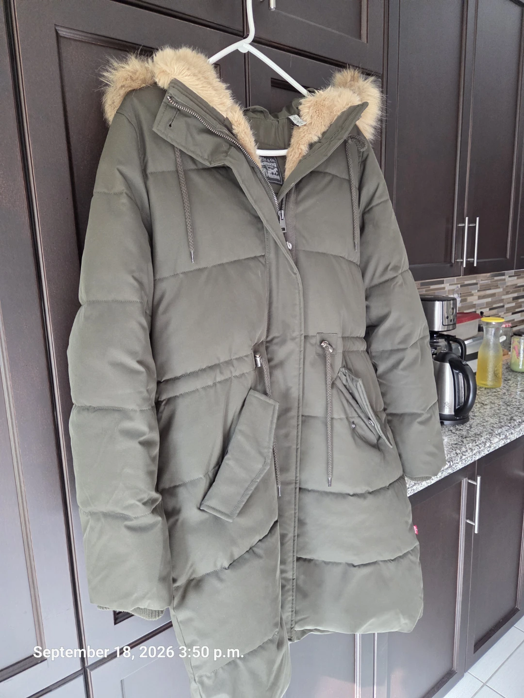 Winter coat ,size medium, olive green color. - photo 2