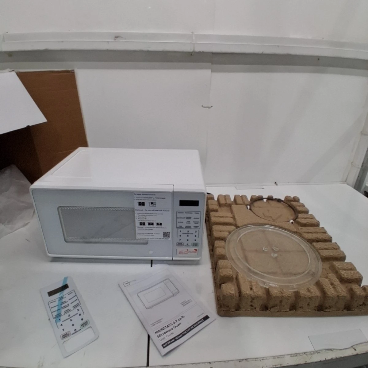 NEW- Mainstays Microwave 700W