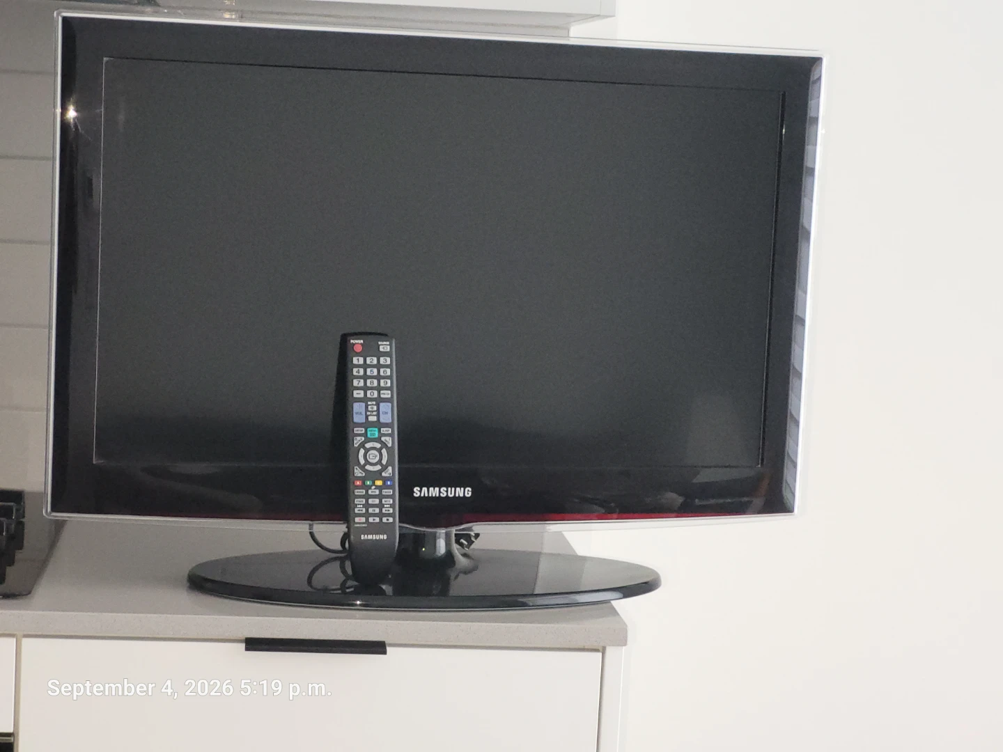 Samsung 32in TV with remote