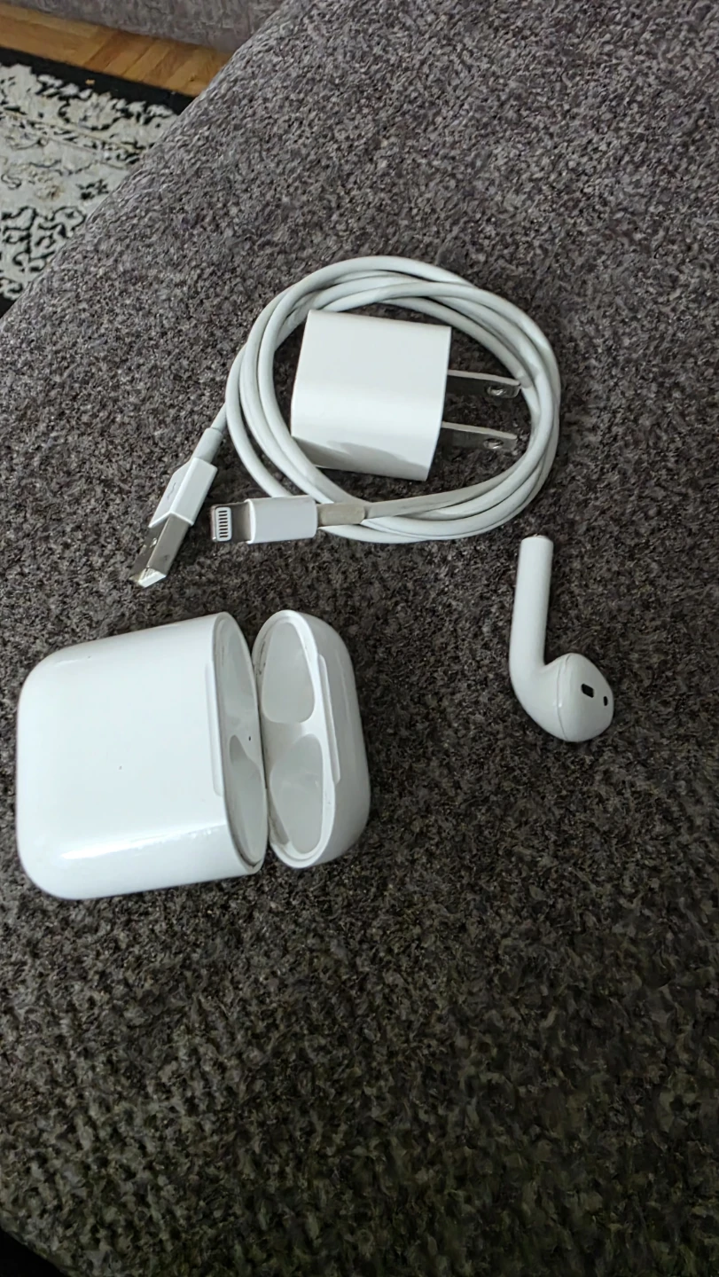 Apple AirPods with Charging Case .I have just one. Missing - photo 2