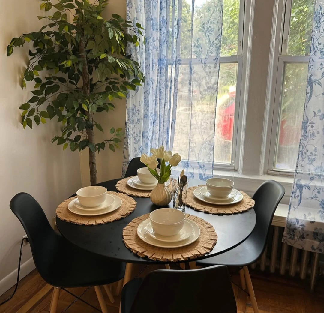 Almost brand new Dining Table with 4 Chairs apartment set - photo 2