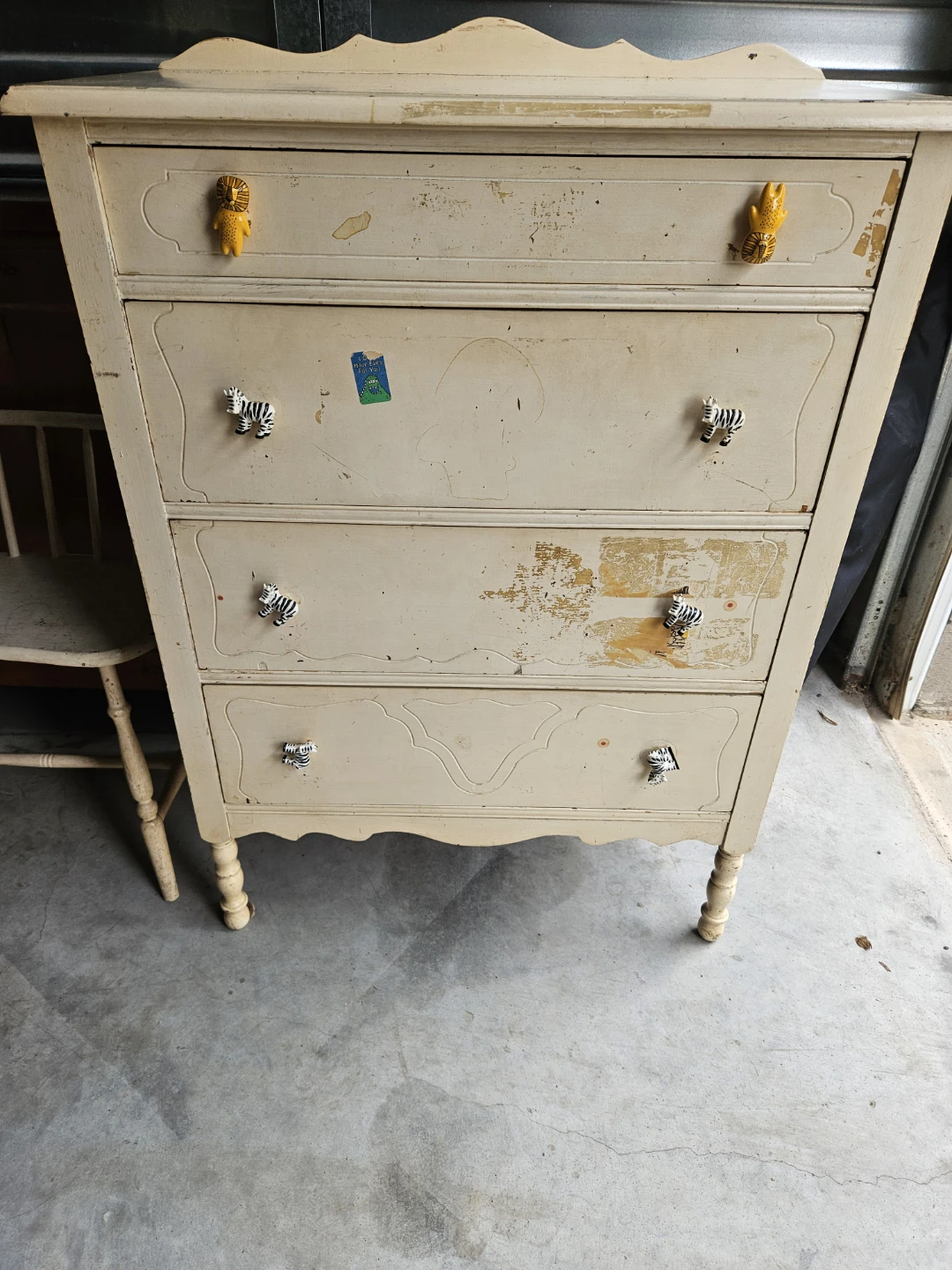 White Dresser with Decorative Knobs🏈 - photo 2