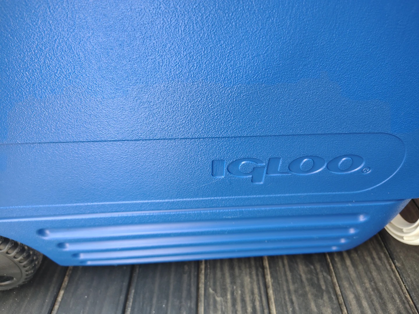 Igloo 38 qt cooler with wheels - photo 2
