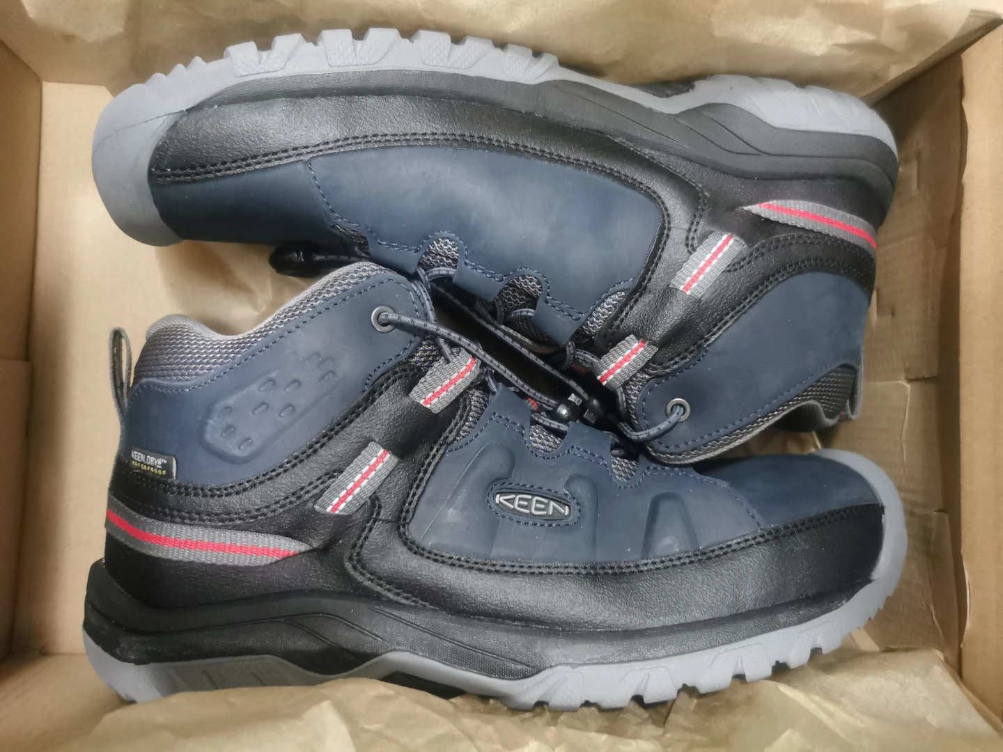 KEEN Hiking Boots Size 6 WOMEN 7